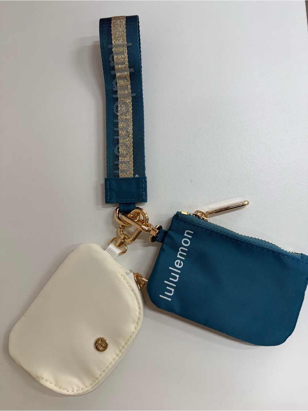 lululemon Teal and Cream dual pouch (( brand new without tag)